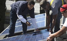 技术人员安装太阳能电池板